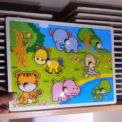 پازل پین دار صفحه رنگی طوطی بالای درخت