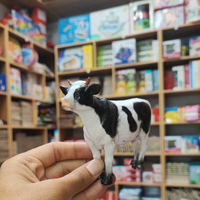 فیگور گاو سیاه سفید متوسط