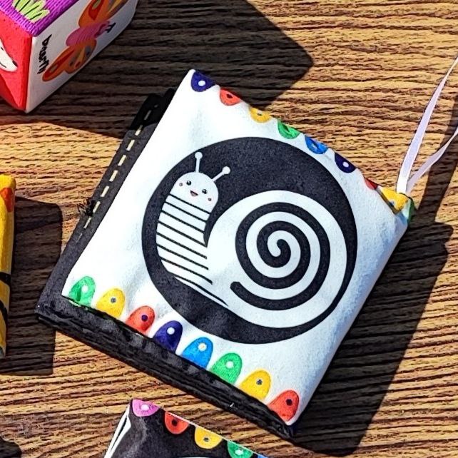 photo_2025-08-26_21-47-00 کتاب پارچه ای سیاه و سفید حلزون